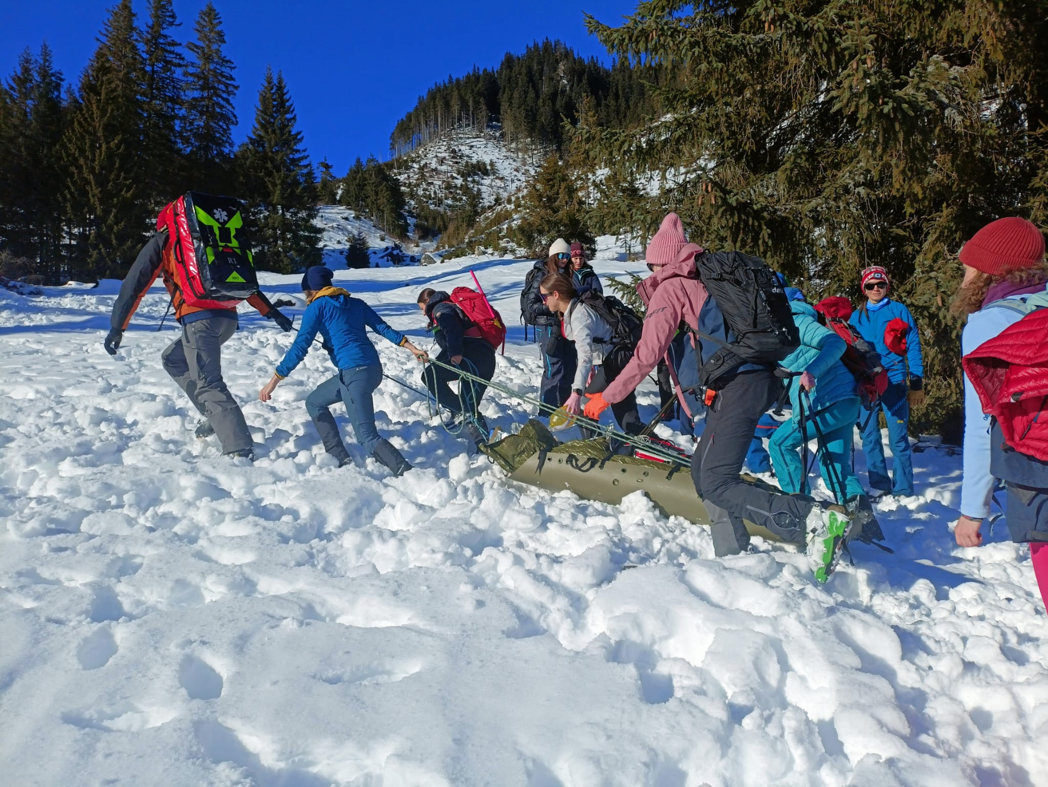 Grupa lekarzy podczas szkolenia w górach